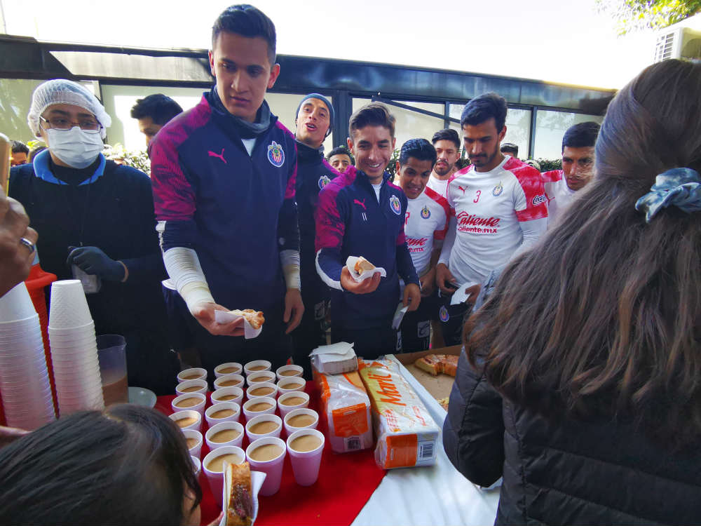 Seguidores de Chivas disfrutan el momento con sus 'estrellas'