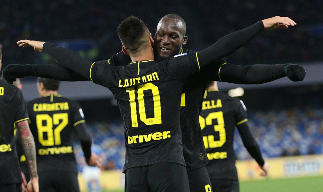 Lautaro Martínez y Romelu Lukaku celebrando un gol