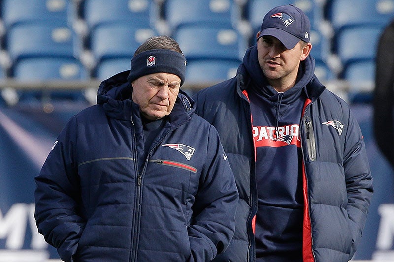 Bill Belichick y Joe Judge, previo a un partido