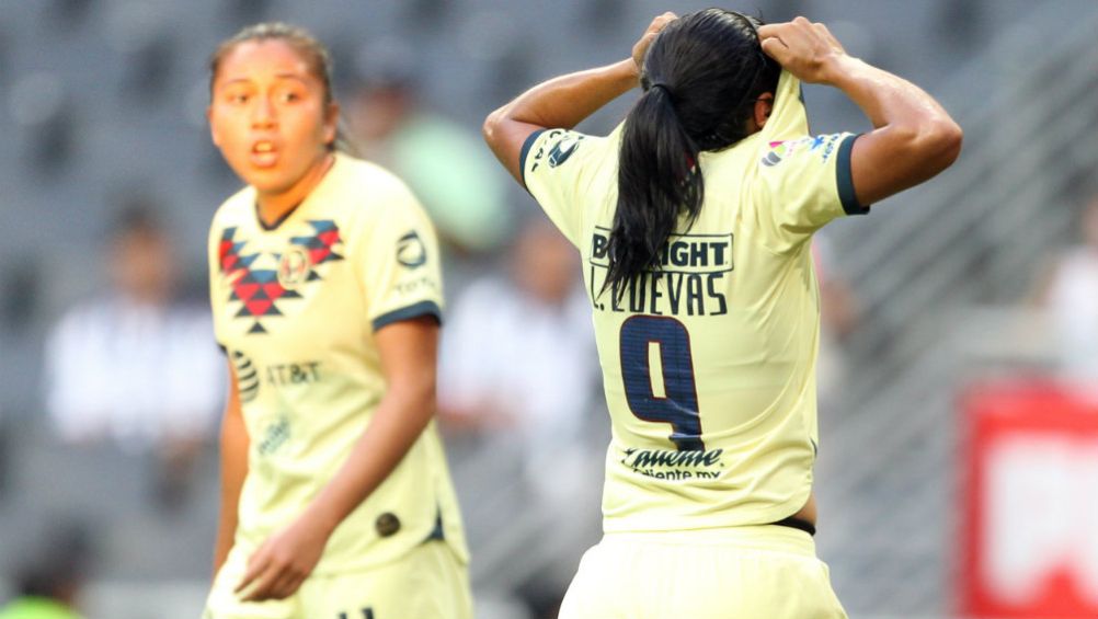 Lucero Cuevas lamentando una falla como jugadora del América