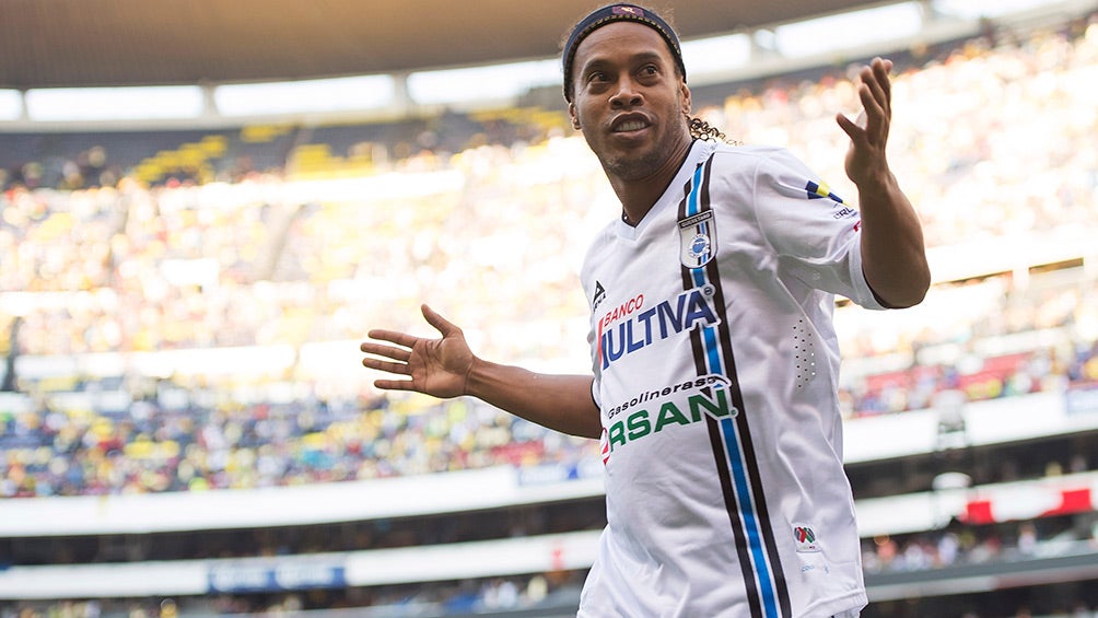 Ronaldinho festeja un gol con Querétaro en el Estadio Azteca