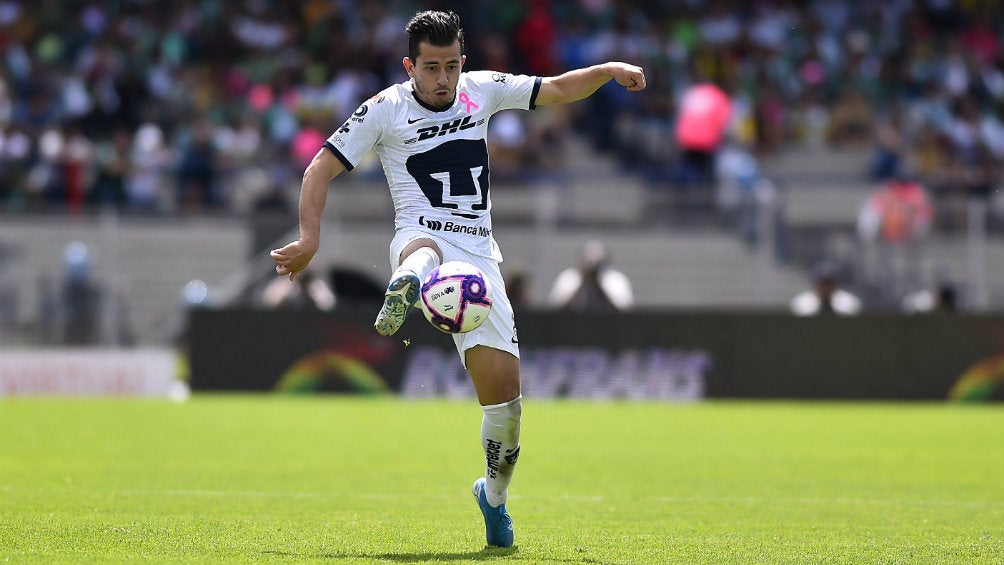 Alan Mozo durante un partido de Pumas