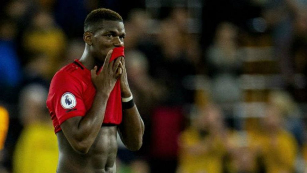 Pogba se lamenta en el partido del Manchester United