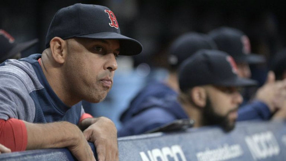 El manager Alex Cora se lamenta tras derrota de Boston