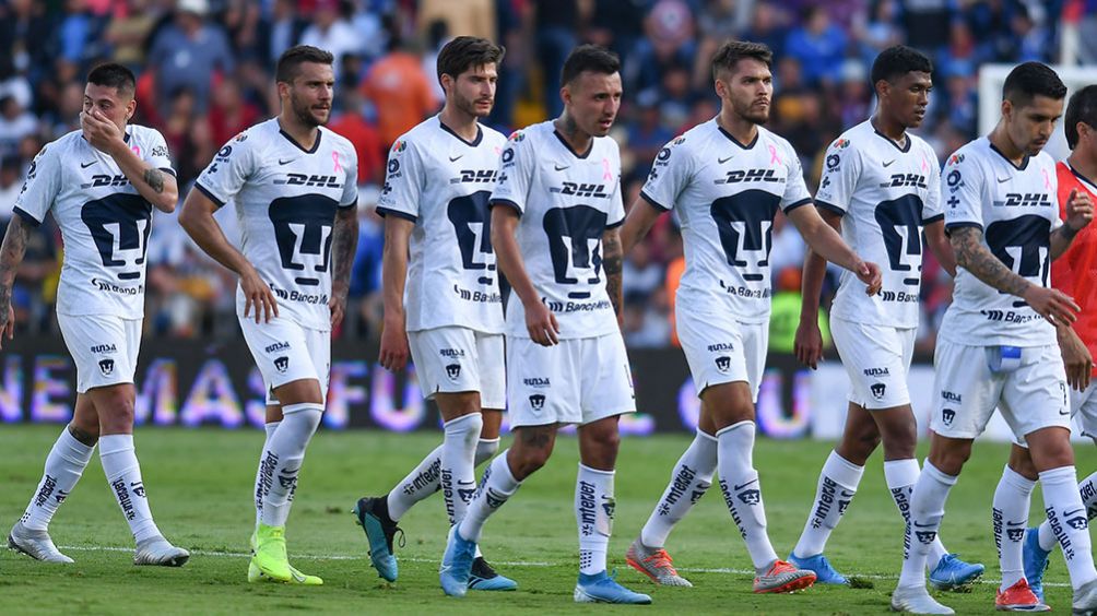 Jugadores de Pumas tras un juego en el A2019