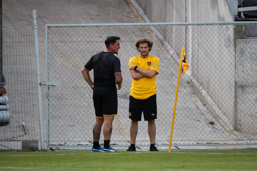 Forlán sigue de cerca las acciones de su pupilo