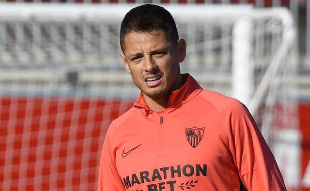 Chicharito, en un entrenamiento del Sevilla