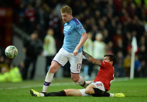 Kevin De Bruyne le gana un balón a Lindelof