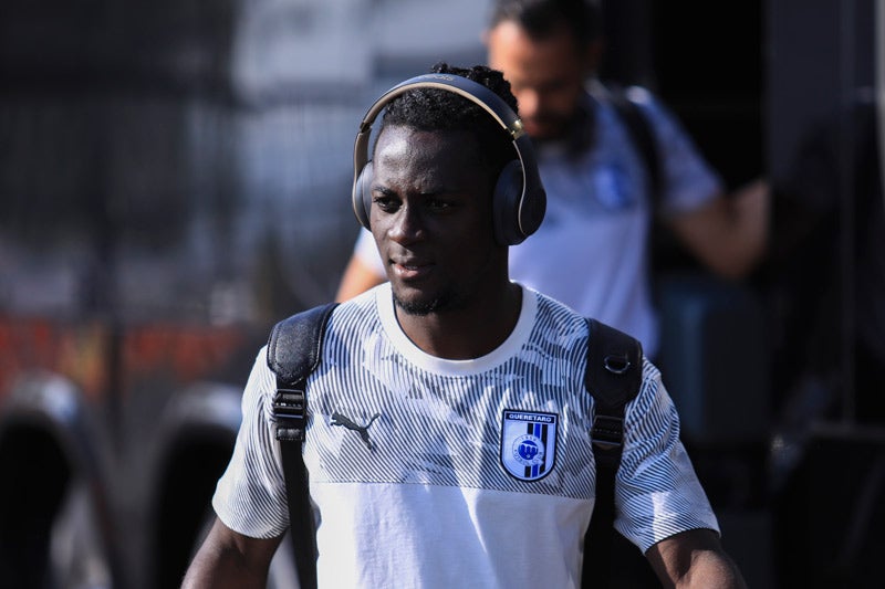 Ake Loba previo a un juego con Gallos Blancos