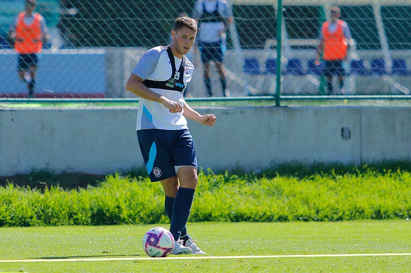 Santiago Giménez, en práctica del Cruz Azul