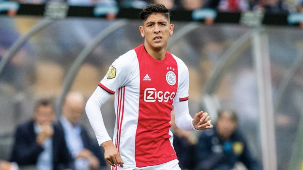 Edson Álvarez jugando con el Ajax