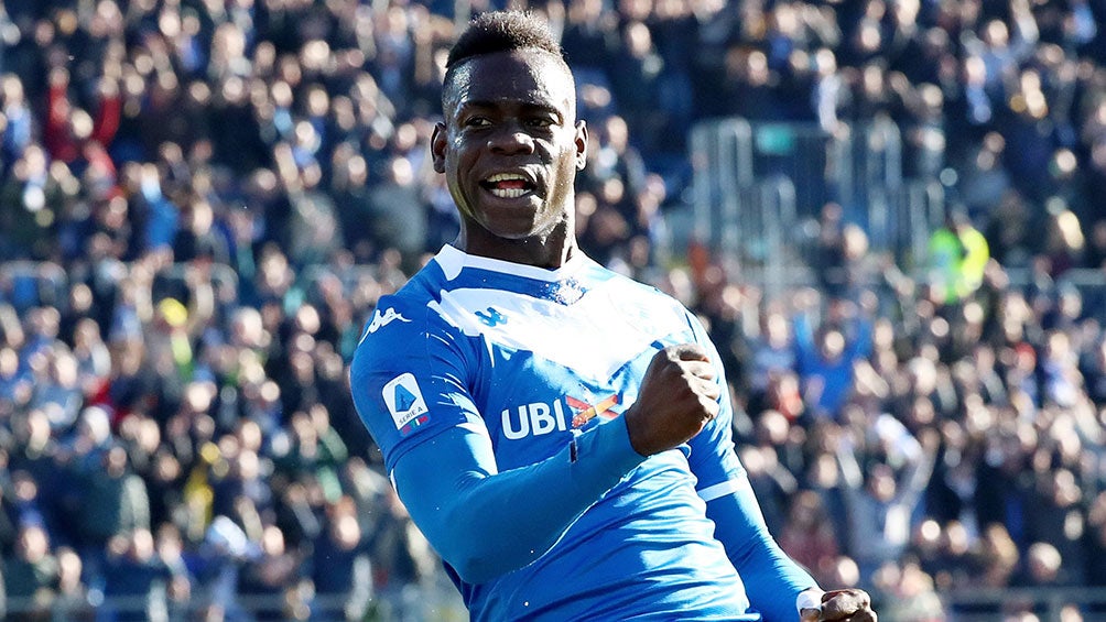 Mario Balotelli celebra su gol contra Lazio