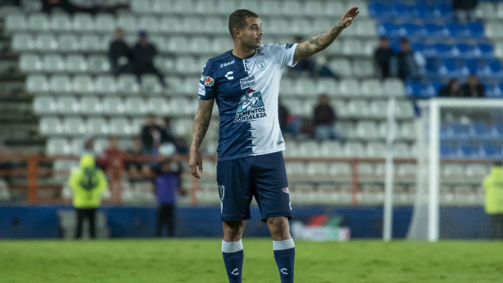 Edwin Cardona, durante un juego con Pachuca