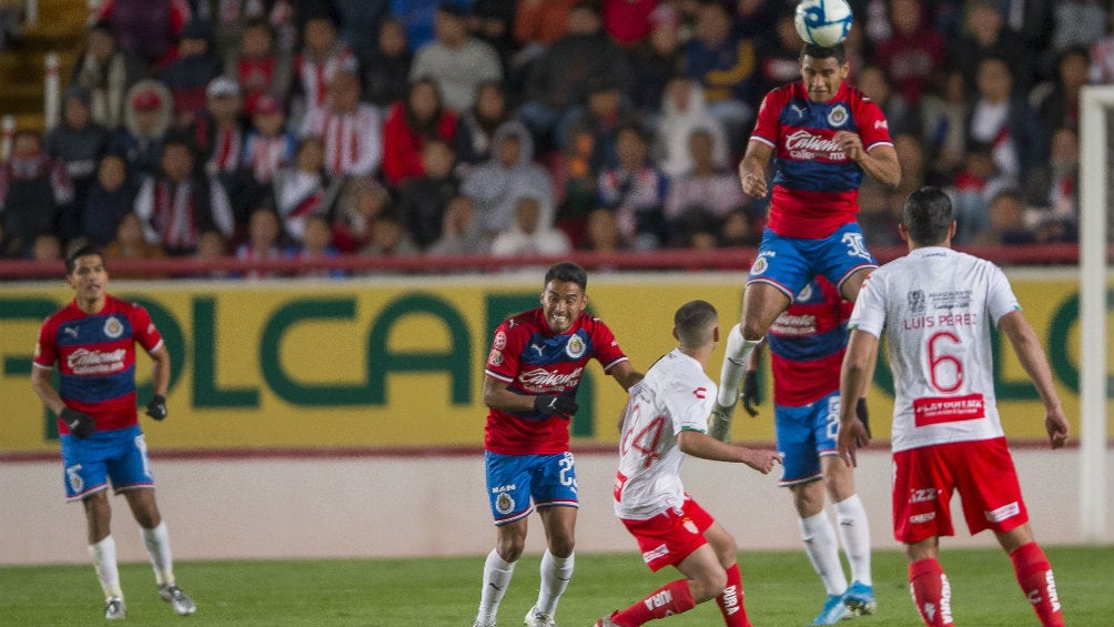 Jugadores del Guadalajara en el juego ante Necaxa