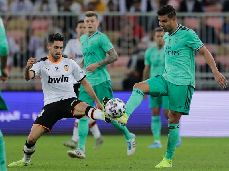 Casemiro en el juego frente al Valencia