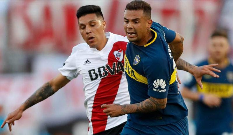 Cardona con Boca Juniors, en duelo ante River Plate