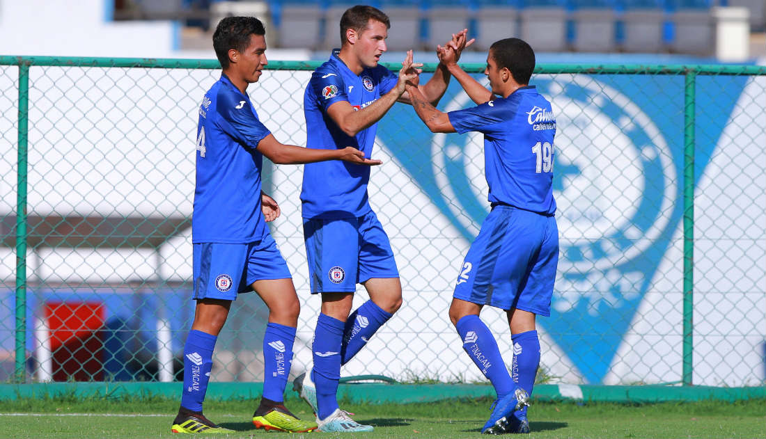 Santiago Giménez celebrando un gol con Cruz Azul Sub 20