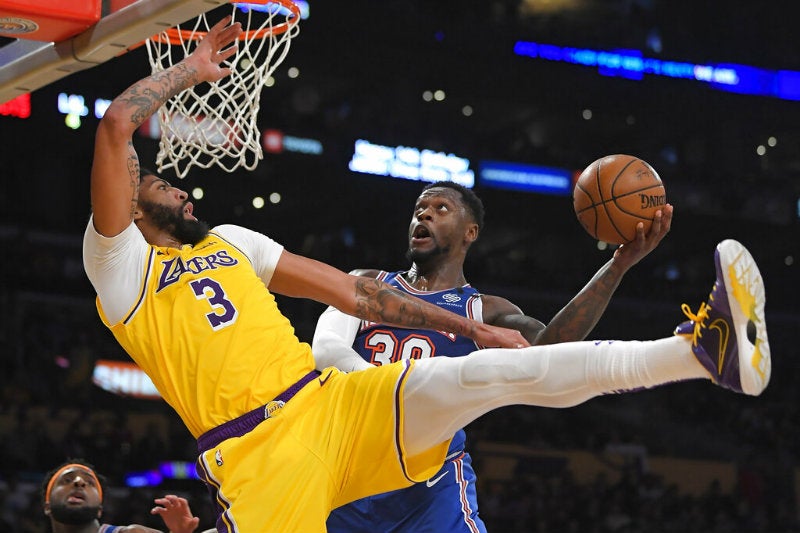 Davis al intentar bloquear el disparo de Julius Randle