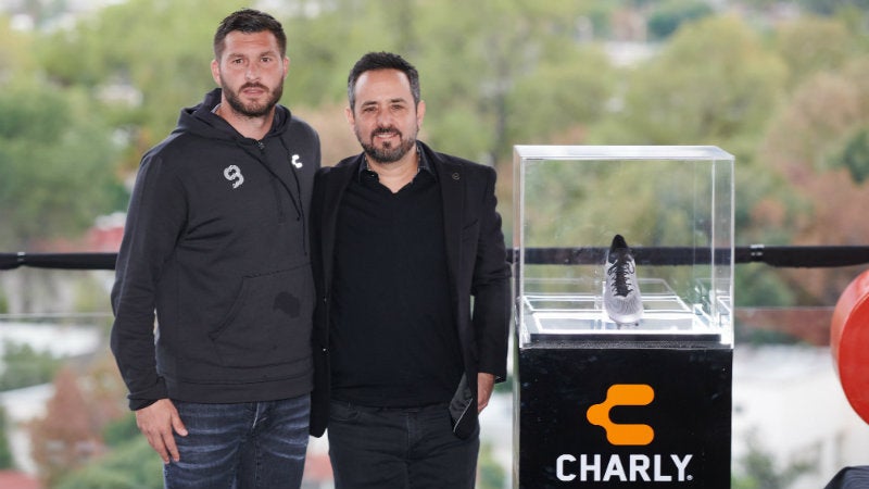 El francés en su presentación como imagen de Charly Futbol