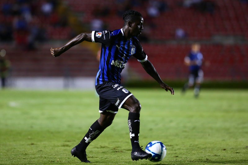 Ake Loba conduce el balón en un juego con Gallos