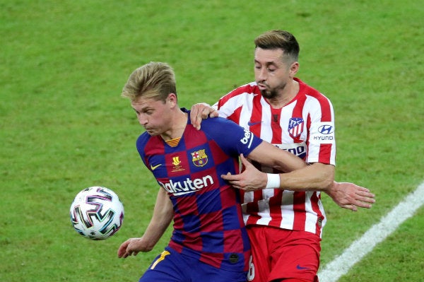 Héctor Herrera disputando el balón con Frankie De Jong 