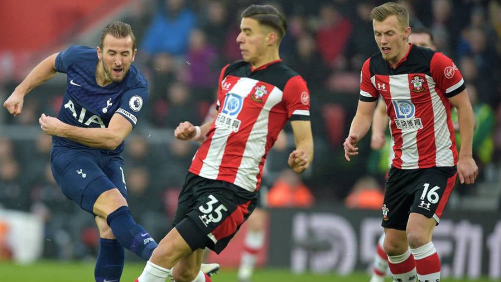 Kane pelea un balón ante Jan Bednarek 