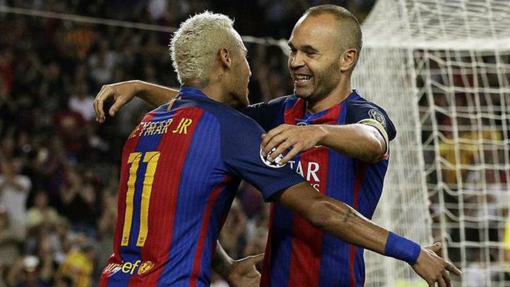 Neymar y Andrés Iniesta celebran un gol con el Barcelona