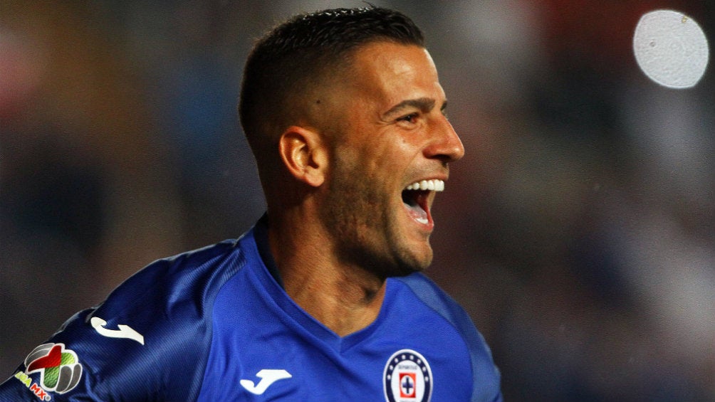 Edgar Méndez en celebración de gol con Cruz Azul