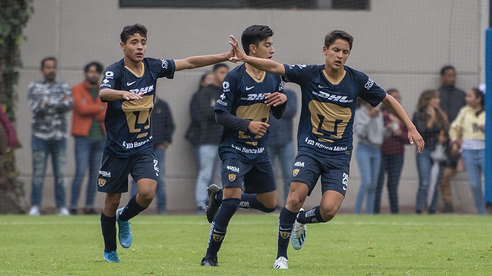 Pumas del conjunto Sub 20 festejan un gol