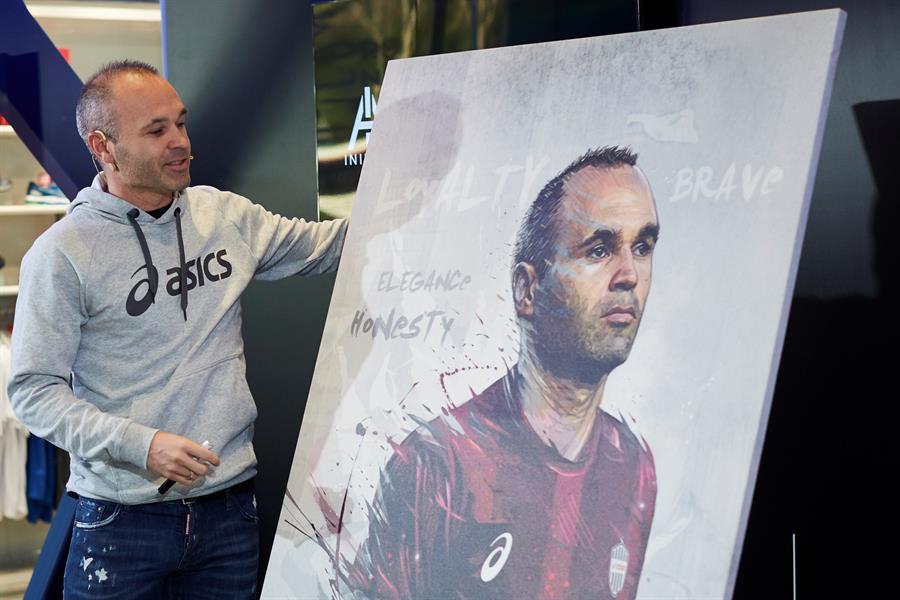 Iniesta junto a un cuadro con su imagen