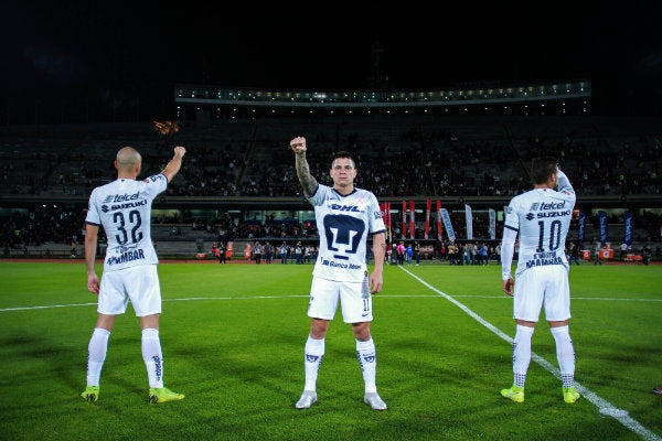 Juan Iturbe entonando el himno de Universidad Nacional