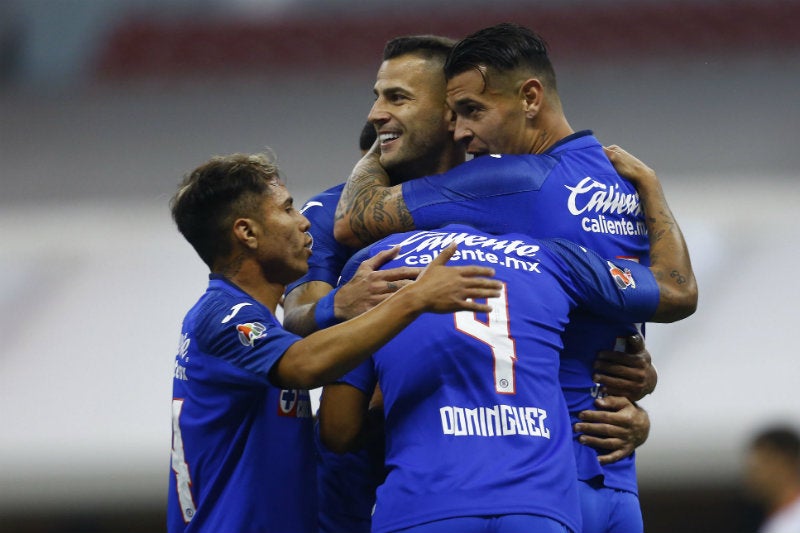 Jugadores de Cruz Azul festejando gol 