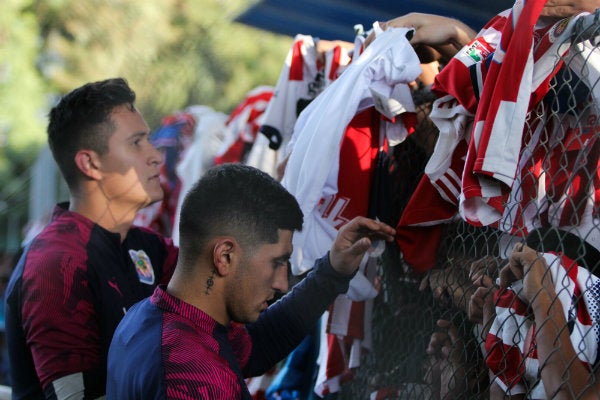 Víctor Guzmán atendiendo a la afición rojiblanca