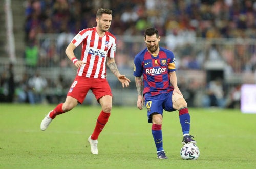 Saúl Ñíguez y el astro argentino disputan un balón