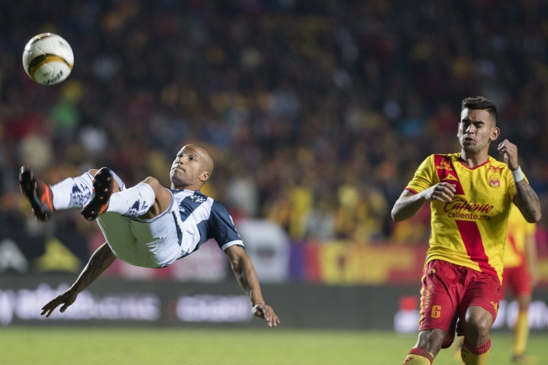 El zaguero chileno en juego ante Rayados