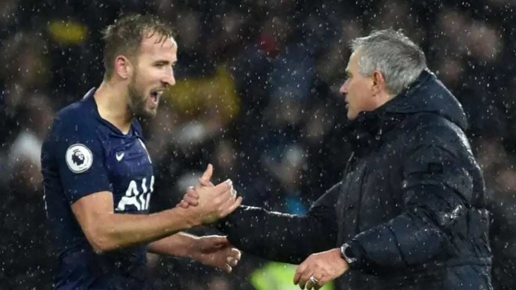 José Mourinho y Harry Kane se saludan 