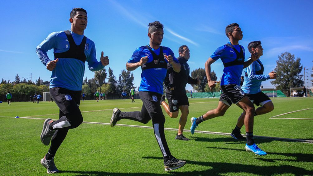 Jugadores de Querétaro corren en un entrenamiento