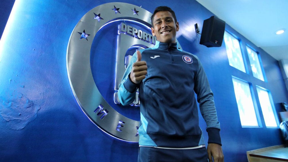 Luis Romo posa con el escudo de Cruz Azul