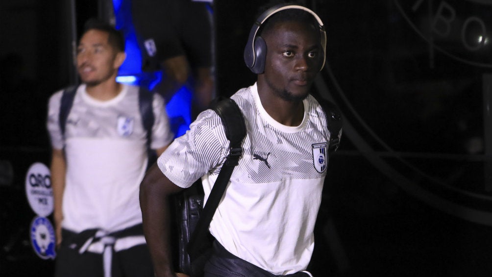 Ake Loba llegando a un partido en Querétaro