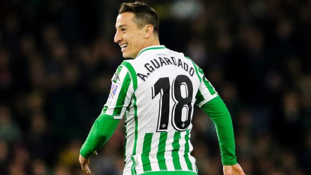 Andrés Guardado durante un partido con el Betis