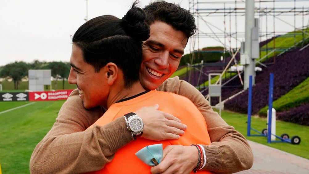 Héctor Moreno en abrazo con Érick Gutiérrez