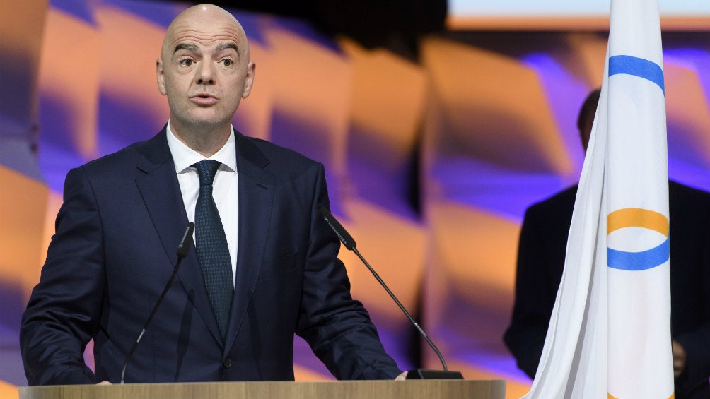 Gianni Infantino en presentación con el Comité Olímpico Internacional