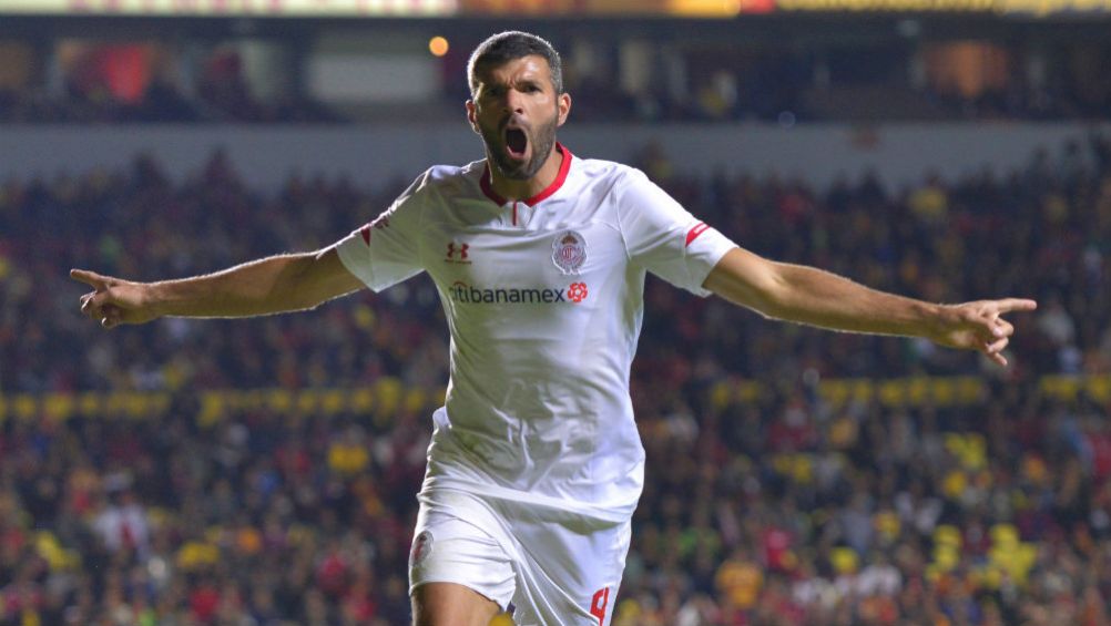 Emmanuel Gigliotti celebrando su anotación con Toluca ante Monarcas Morelia