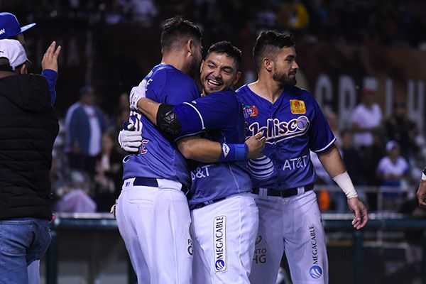 Jugadores de Charros de Jalisco festejan una victoria