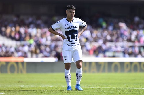 Felipe Mora durante un partido de Pumas