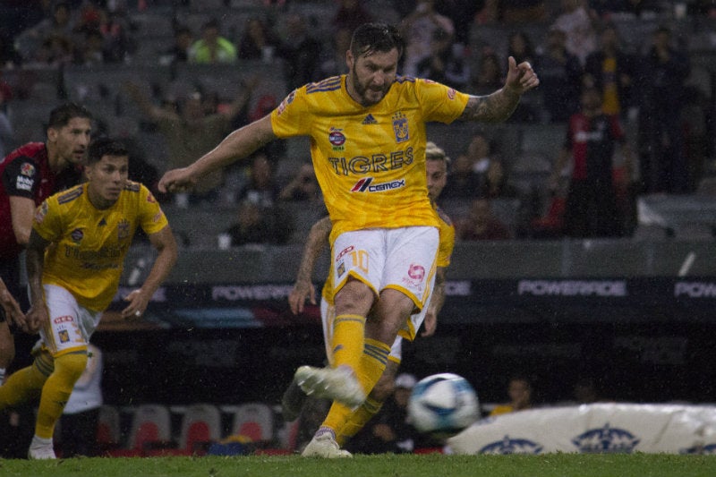 Gignac en un juego de Liga MX ante Atlas