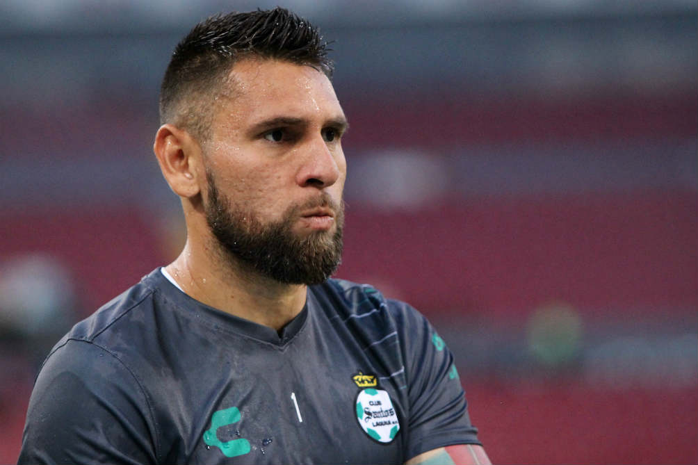 Jonathan Orozco, durante un partido con Santos