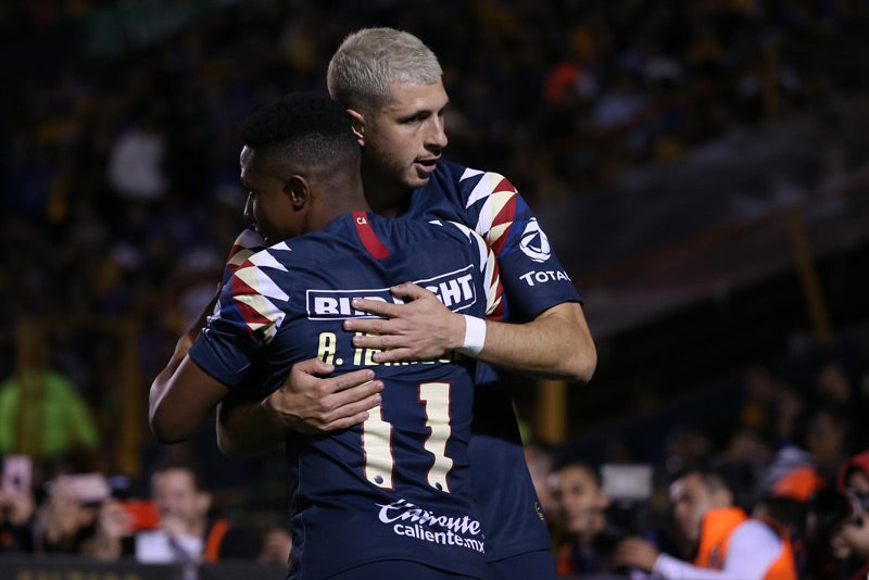 Guido Rodríguez, en festejo durante un juego del América