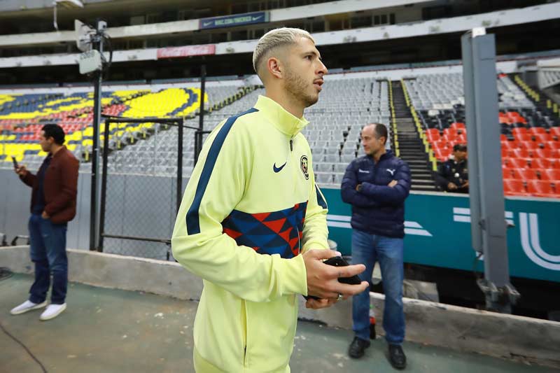 Guido Rodríguez en la cancha del Estadio Azteca