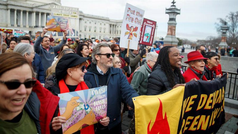 Phoenix, en protesta con Susan Sarandon y Jane Fonda